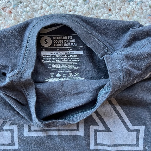 Nike University of Minnesota t-shirt - Picture 2 of 2